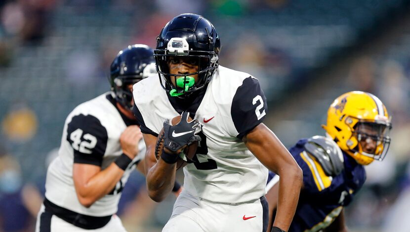 Euless Trinity running back Ollie Gordon (2) runs in a first quarter touchdown against...