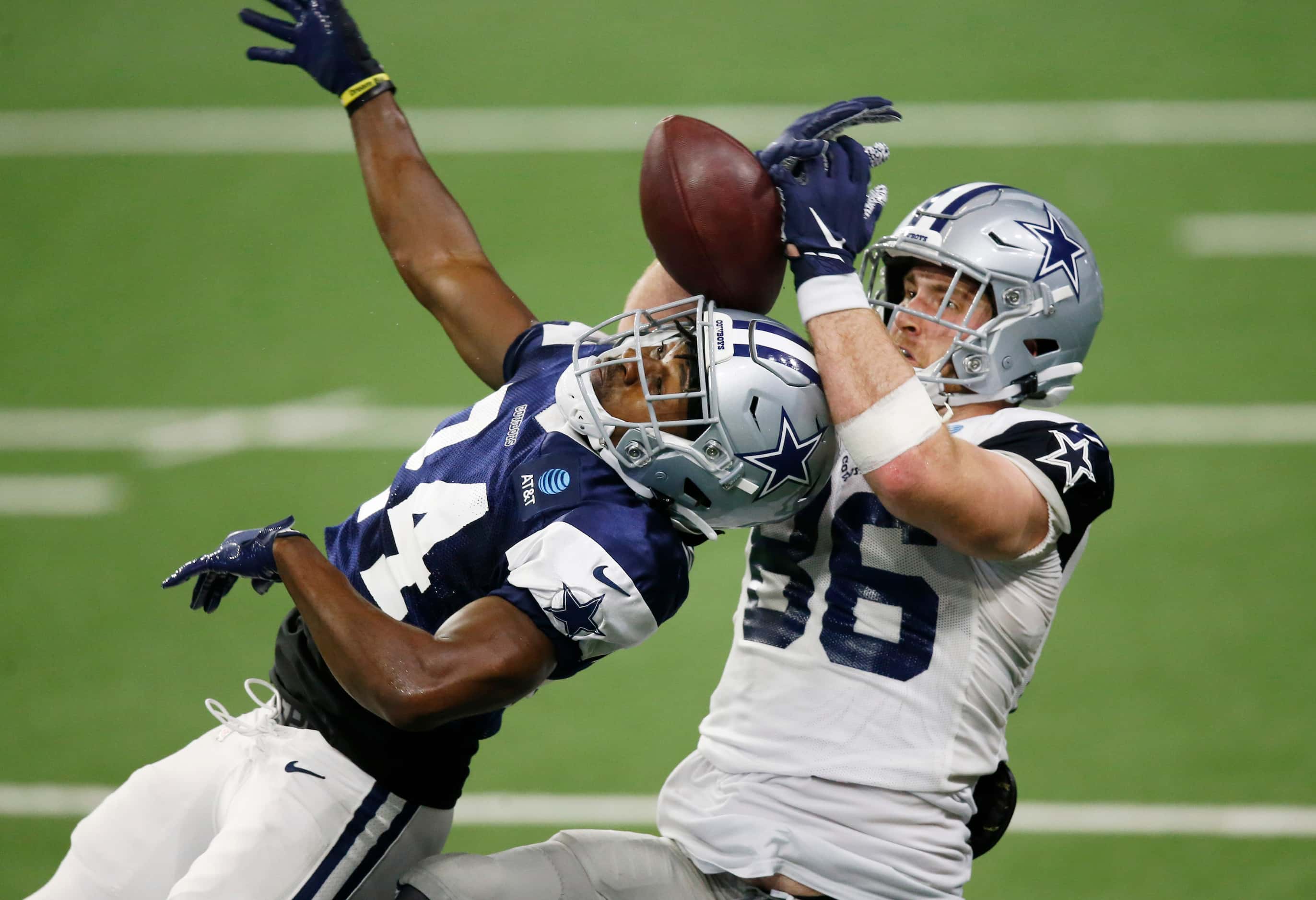 Dallas Cowboys tight end Dalton Schultz (86) fails to make the catch as he is defended by...