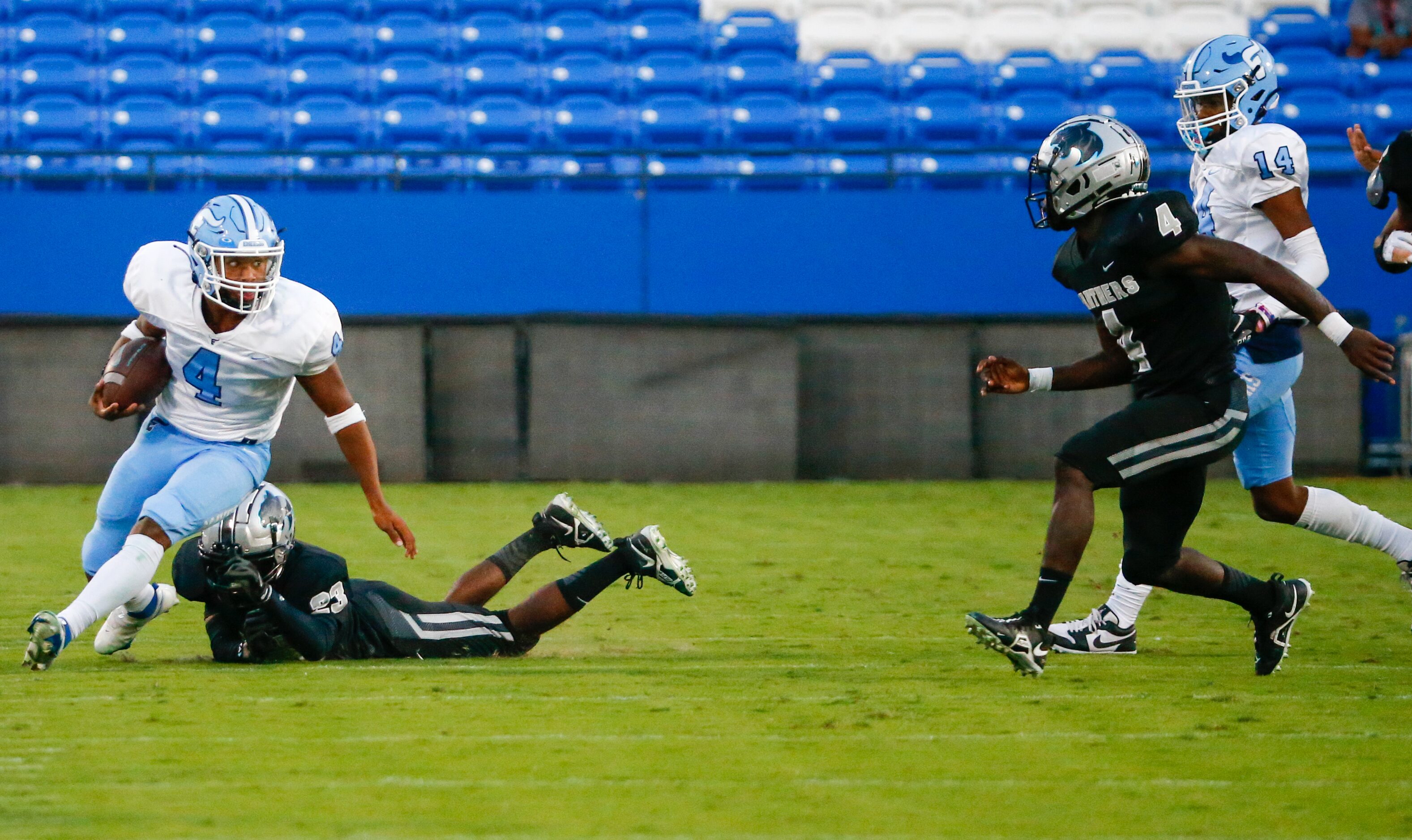 Emerson Mavericks running back Kameron Lockhart (4) dodges Panther Creek Panthers defense...