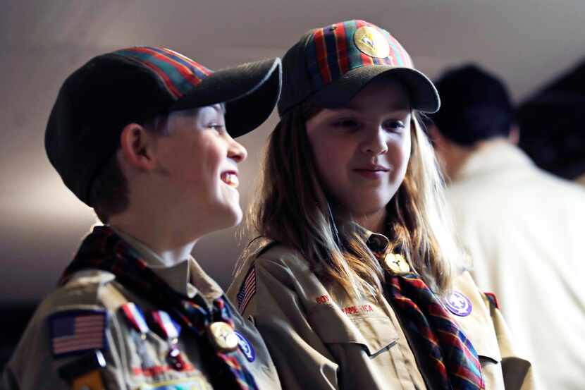 Ian Weir (izq.) y su hermana Tatum Weir son integrantes de tropas de Scouts en Madbury, New...
