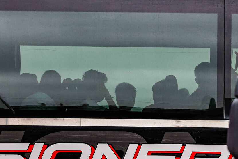 Un autobús llega al Centro de Convenciones Kay Bailey Hutchison con niños migrantes. El...