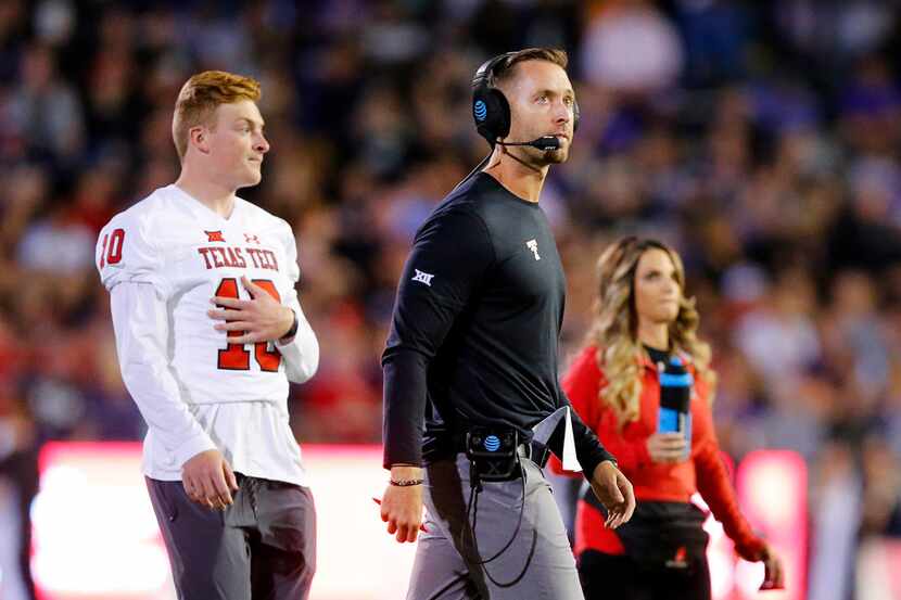 Texas Tech Red Raiders head coach Kliff Kingsbury (center) and his injured quarterback Alan...