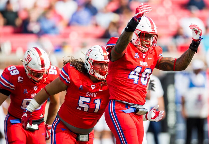 Southern Methodist Mustangs defensive lineman Dimarya Mixon (40) celebrates with defensive...