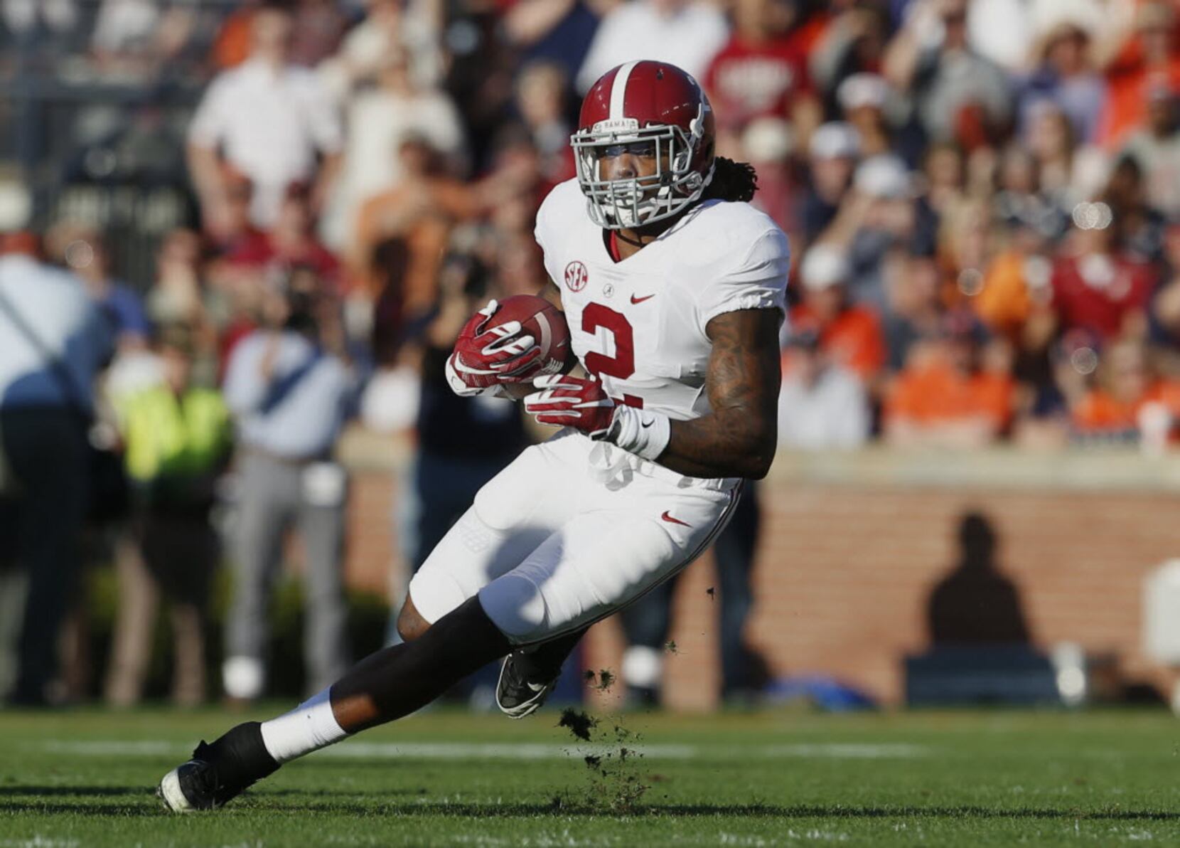 This photo of Derrick Henry making Mark Ingram look tiny is absurd