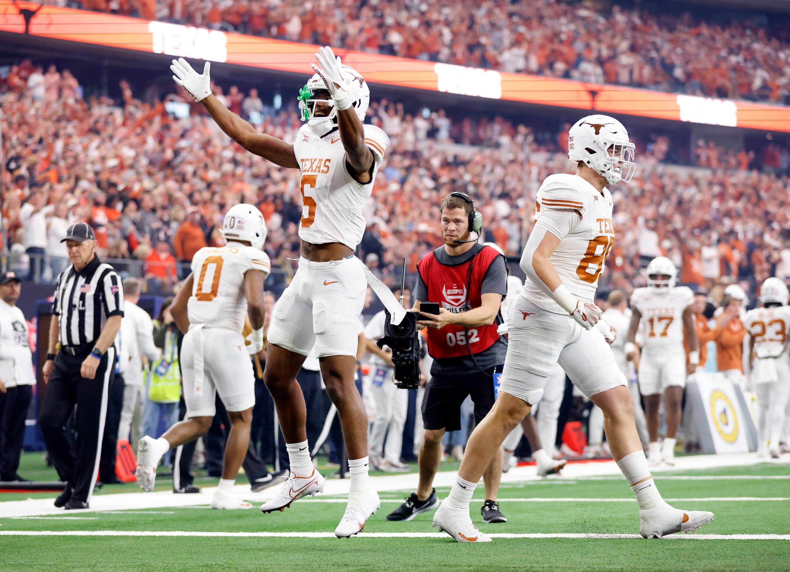 Texas Longhorns wide receiver Adonai Mitchell (5) celebrates his first quarter touchdown in...