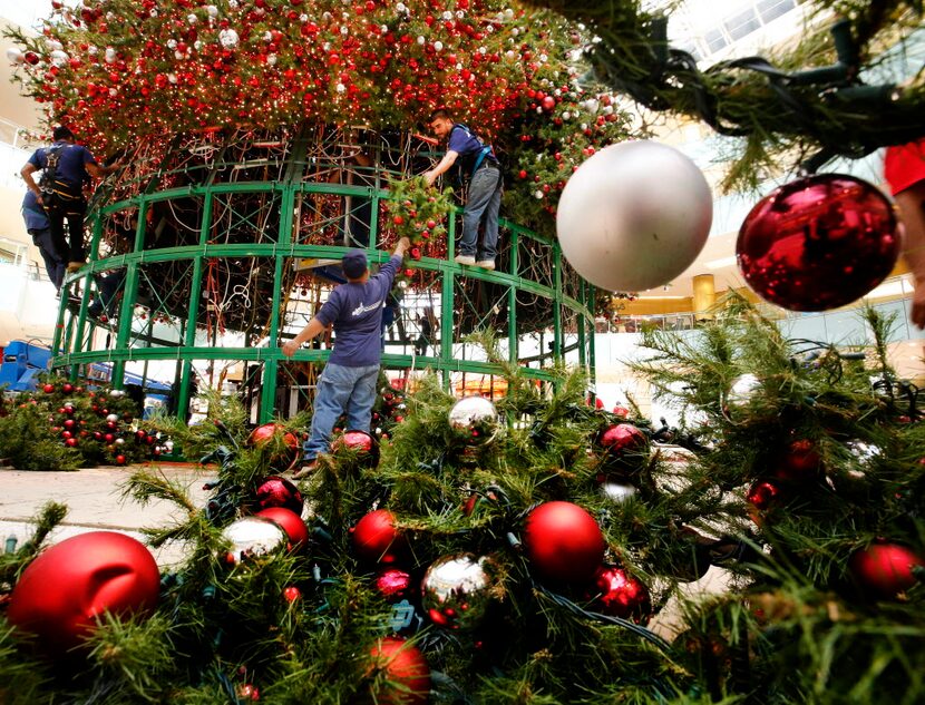 El árbol de navidad de Galleria Dallas mide 95 piés de altura y es iluminado por 450,000...