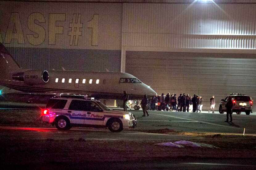 Un grupo de agentes escoltan a Joaquín “Chapo” Guzmán al llegar al aeropuerto Long Island...