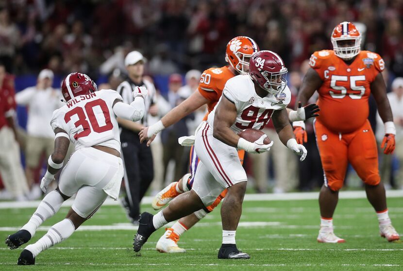 NEW ORLEANS, LA - JANUARY 01:  Da'Ron Payne #94 of the Alabama Crimson Tide returns an...