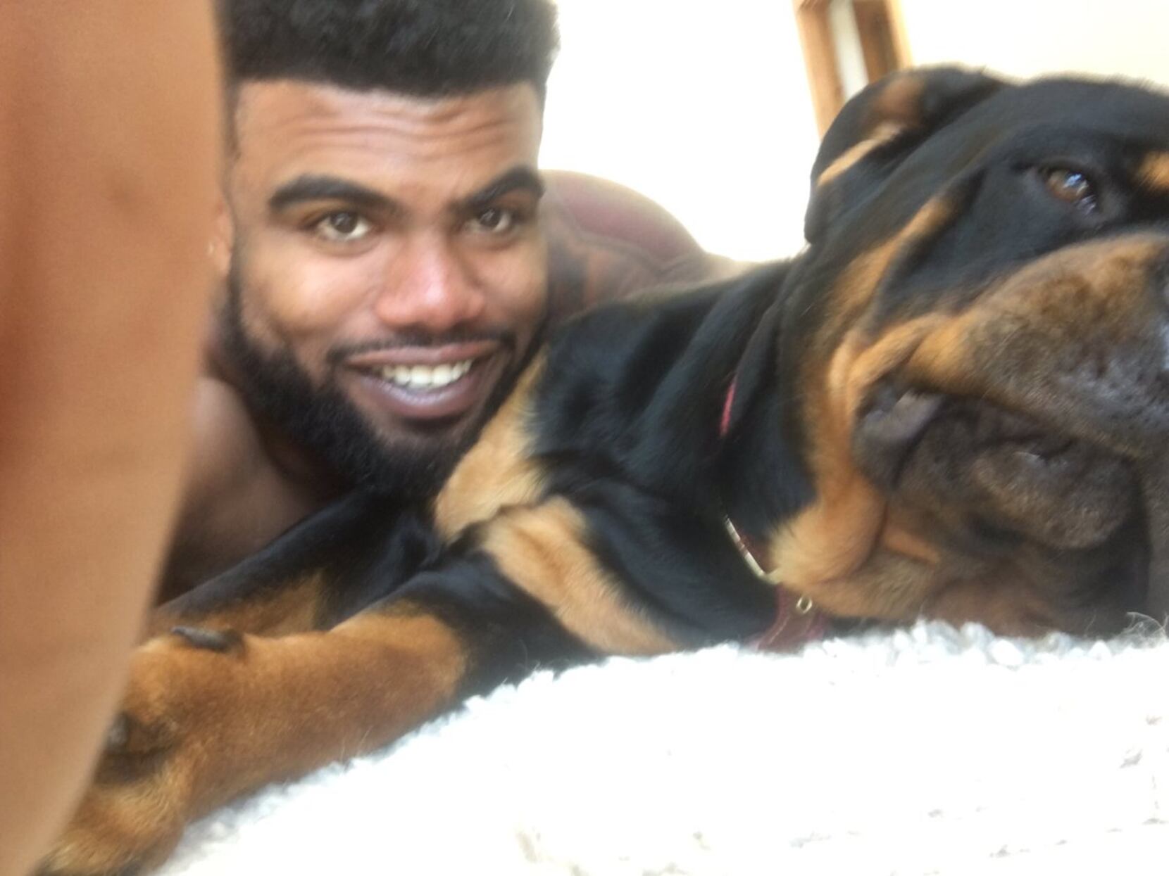 Dallas Cowboys running back Ezekiel Elliott sponsors $21 pet adoption day  at the SPCA of Texas 