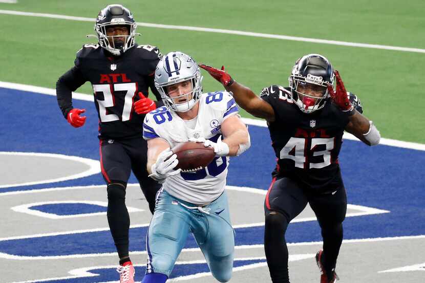 Dallas Cowboys tight end Dalton Schultz (86) catches a pass for a touchdown in front of...
