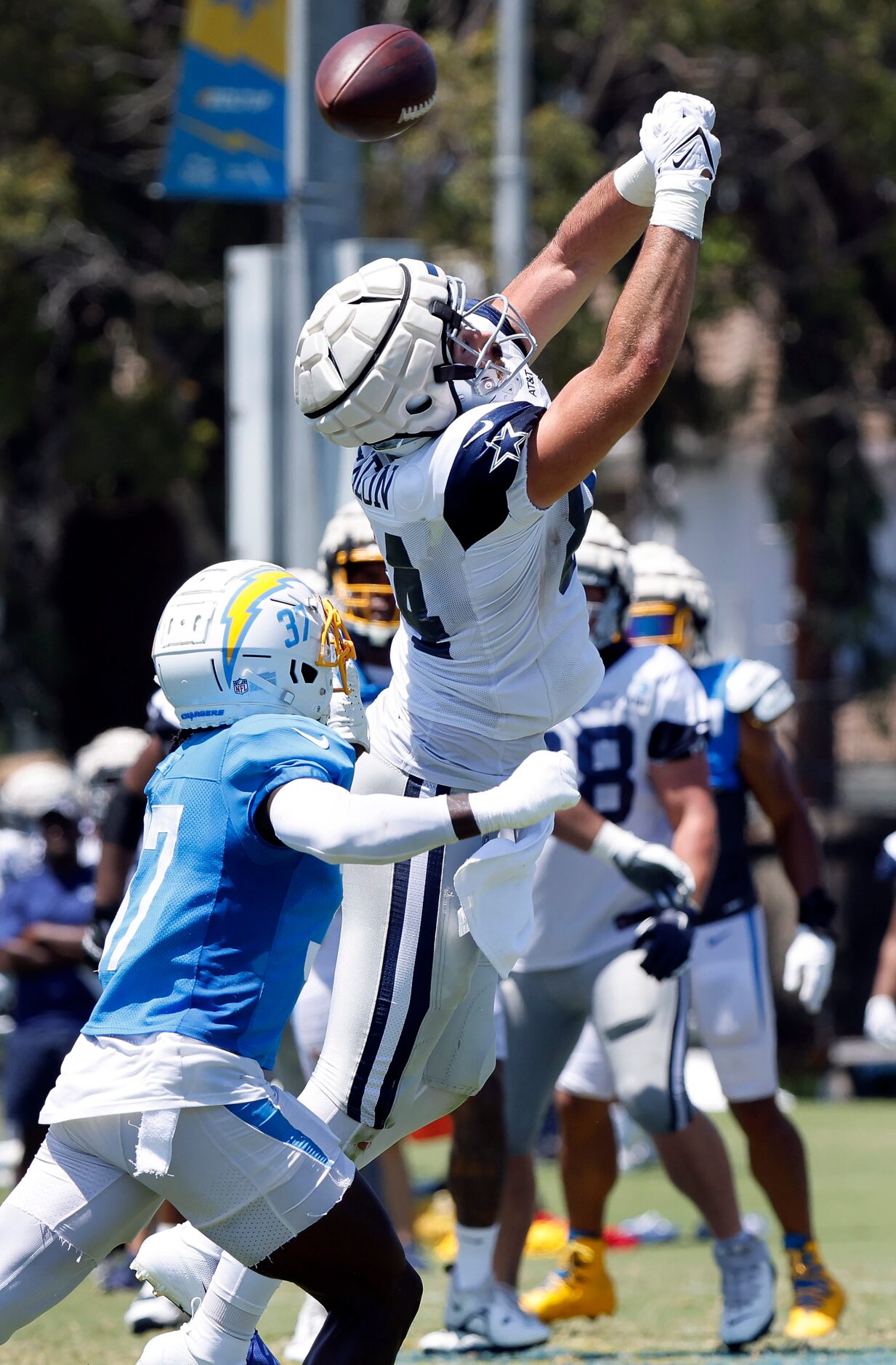 Dallas Cowboys tight end Sean McKeon (84) lets a pass slip past his hands during a joint...