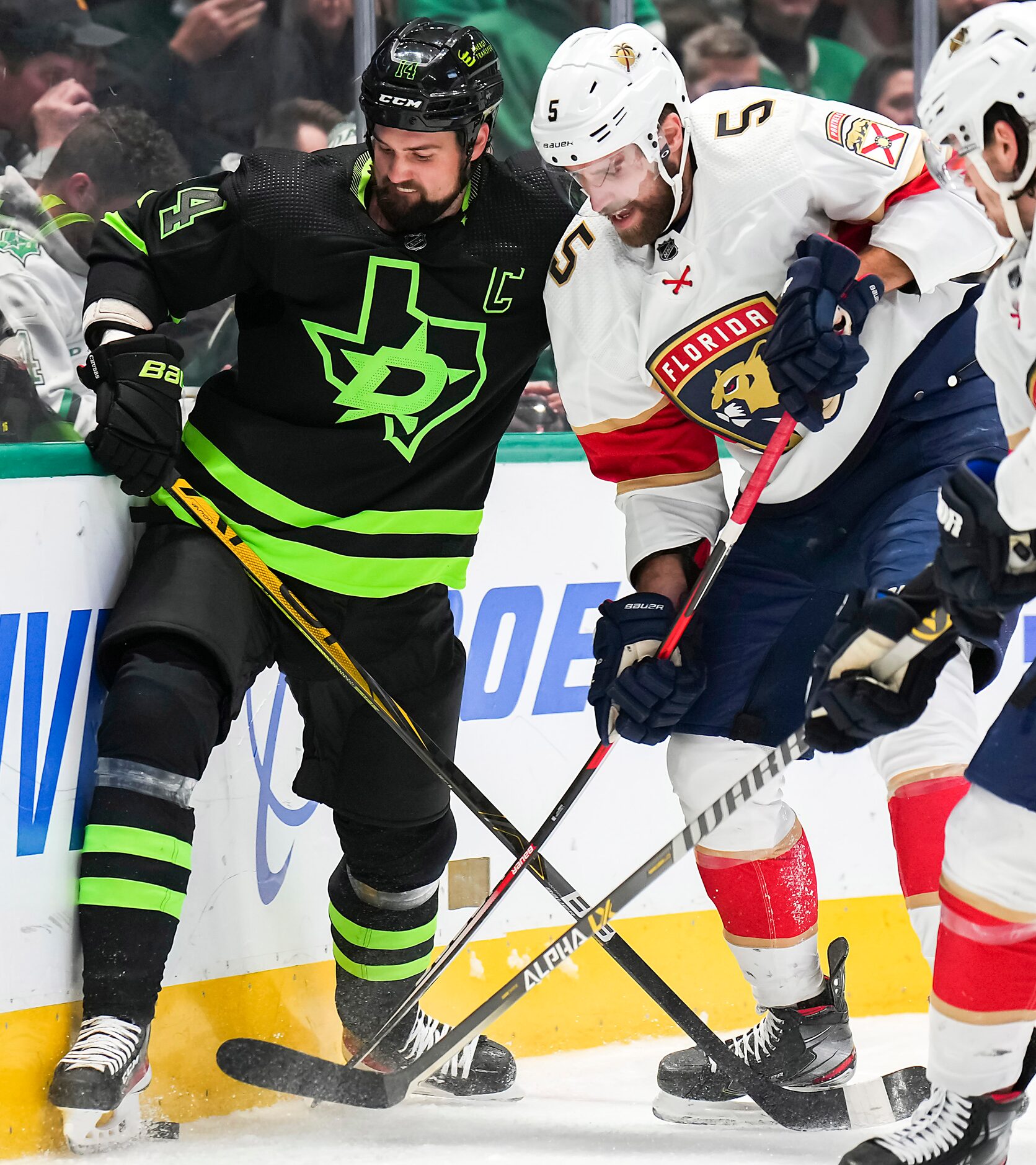 Dallas Stars left wing Jamie Benn (14) fights for the puck against Florida Panthers...