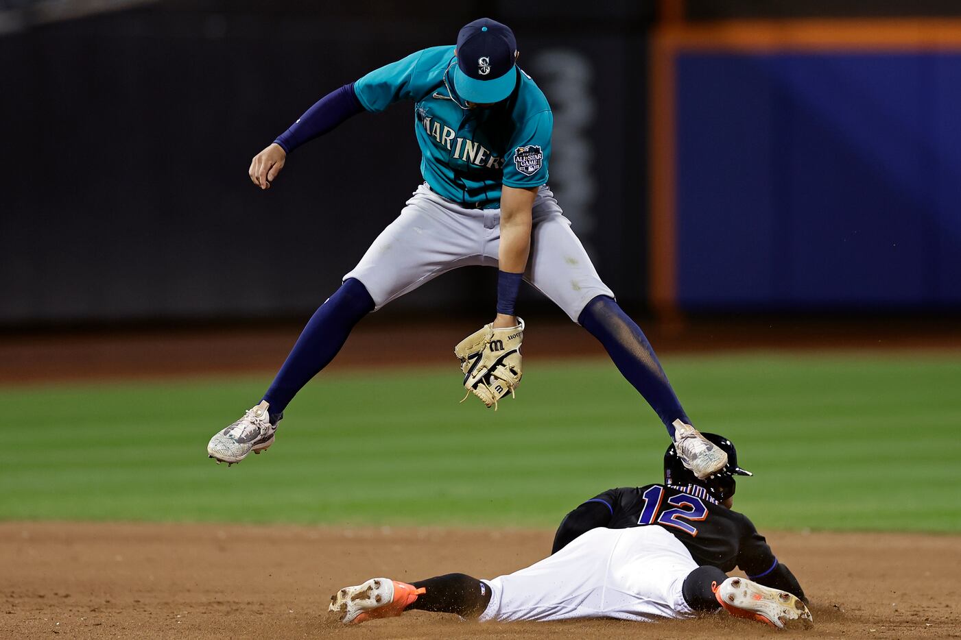 Blue Jays pound Rays 11-4 to move closer to a playoff berth