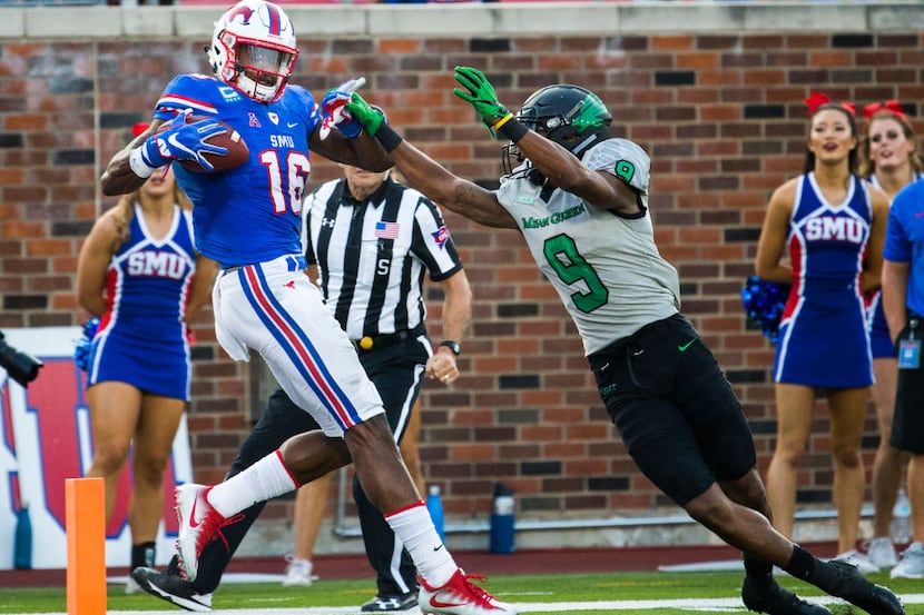 Southern Methodist Mustangs wide receiver Courtland Sutton (16) catches a pass ahead of...
