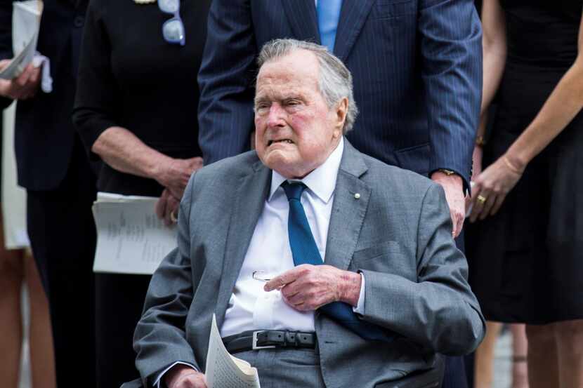 El ex presidente George W. H., Bush asistió al funeral de su esposa Barbara Bush....