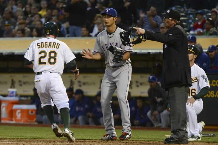 April 21, 2014; Oakland, CA, USA; Oakland Athletics second baseman Eric Sogard (28) scores...