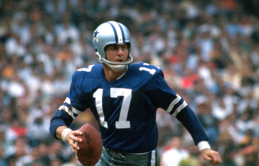 Dallas Cowboys quarterback Don Meredith (17) gets set to throw a pass circa 1967.  (Tony...