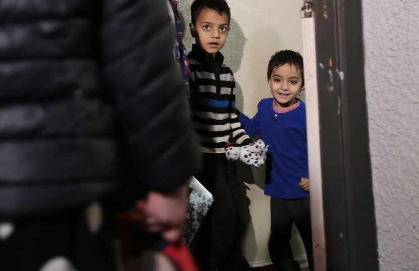 Niños locales le dieron la bienvenida a sus pares inmigrantes con juguetes.