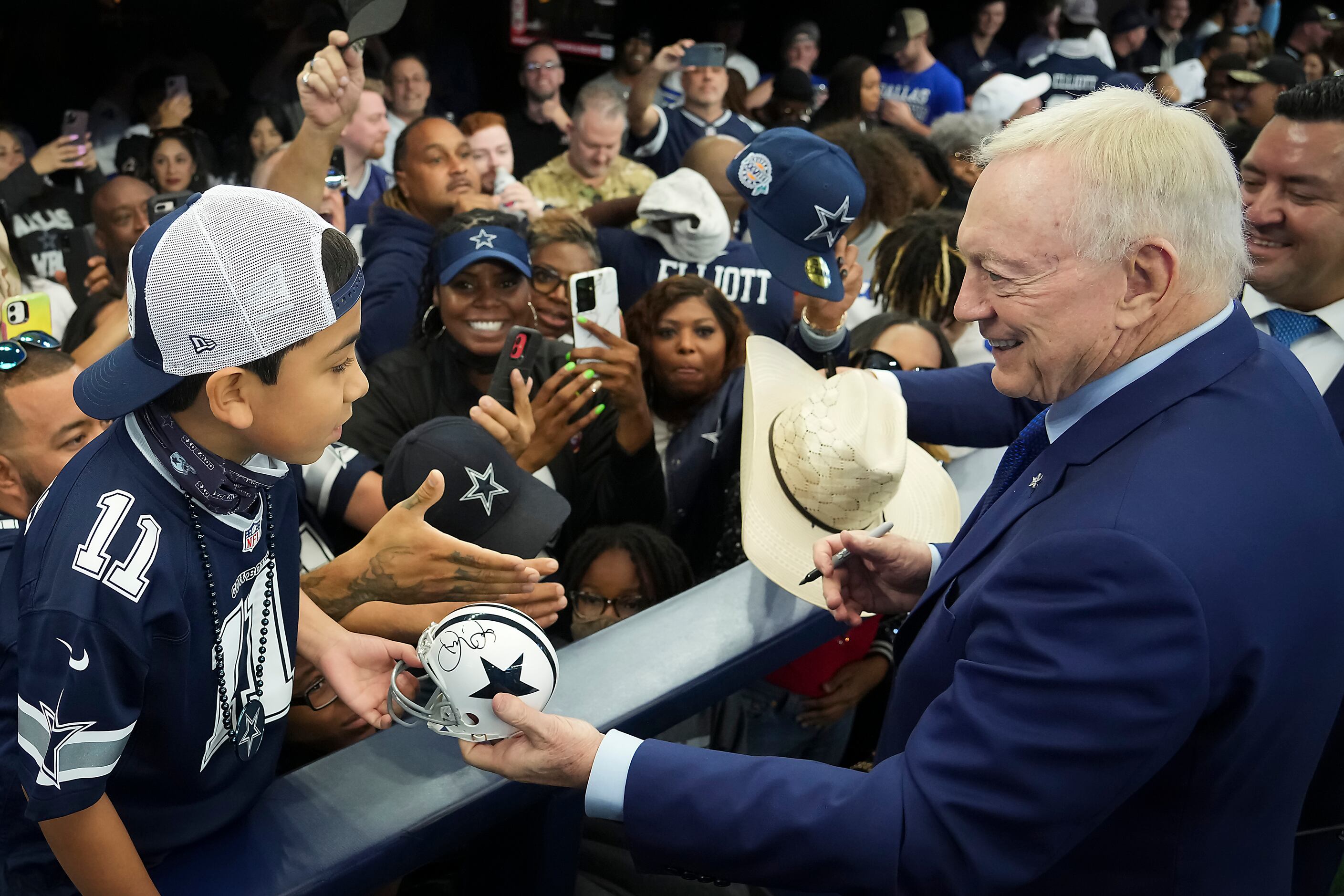 Watch Cowboys, 49ers fans stampede into Jerryworld for playoff game