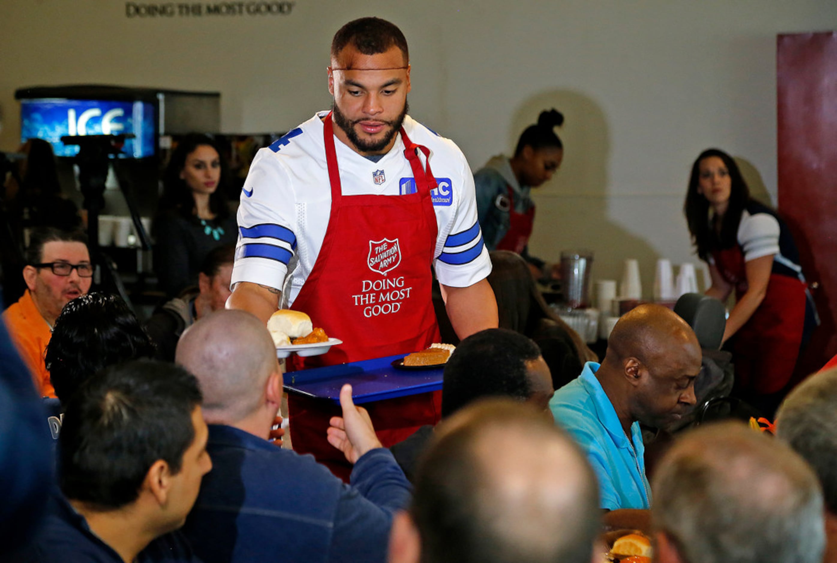 The Dallas Cowboys serve an early Thanksgiving meal at Salvation Army 