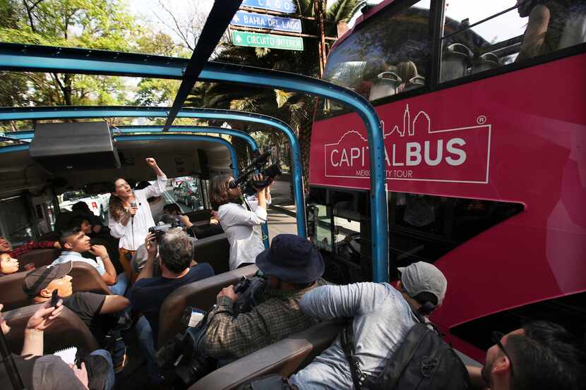 El autobús del Corruptour pasa por las calles de la Ciudad de México el domingo 5 de febrero...