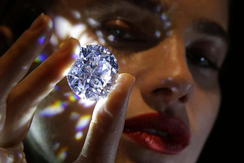 El diamante de 101.34 quilates es mostrado por una modelo en la casa de subastas Sotheby’s....