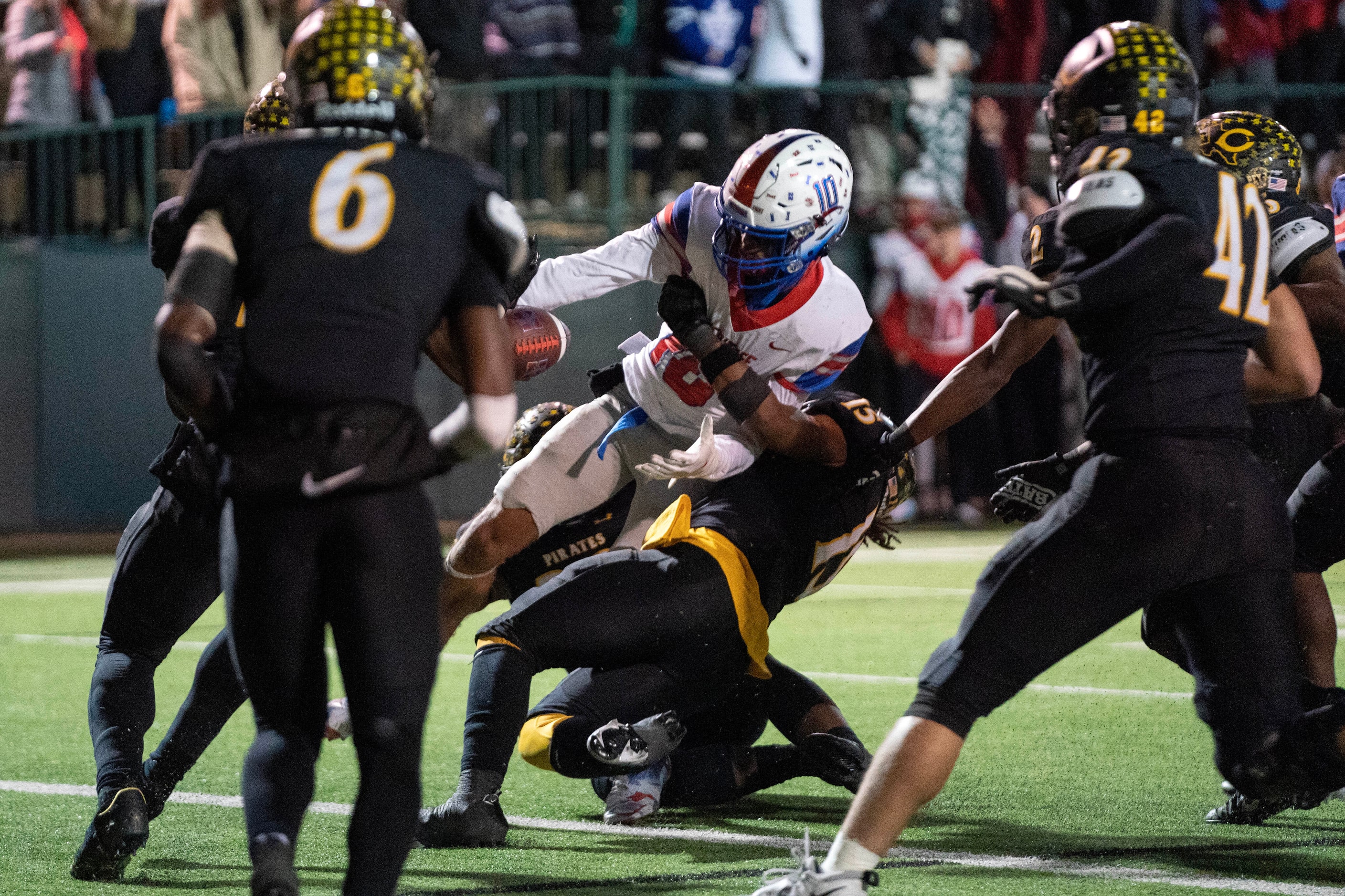 Midlothian Heritage senior wide receiver Tae Jackson (10) extends the ball across the goal...