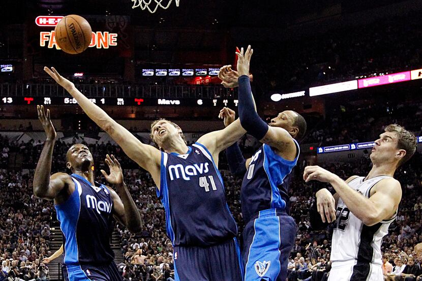 Dallas Mavericks forward Dirk Nowitzki (41), center Samuel Dalembert (1) and forward Shawn...