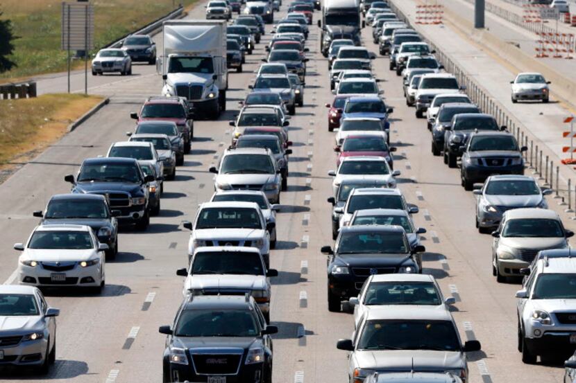  Traffic slowly moves along Interstate 635 near Audelia Road in Dallas. (Rose Baca/Staff)