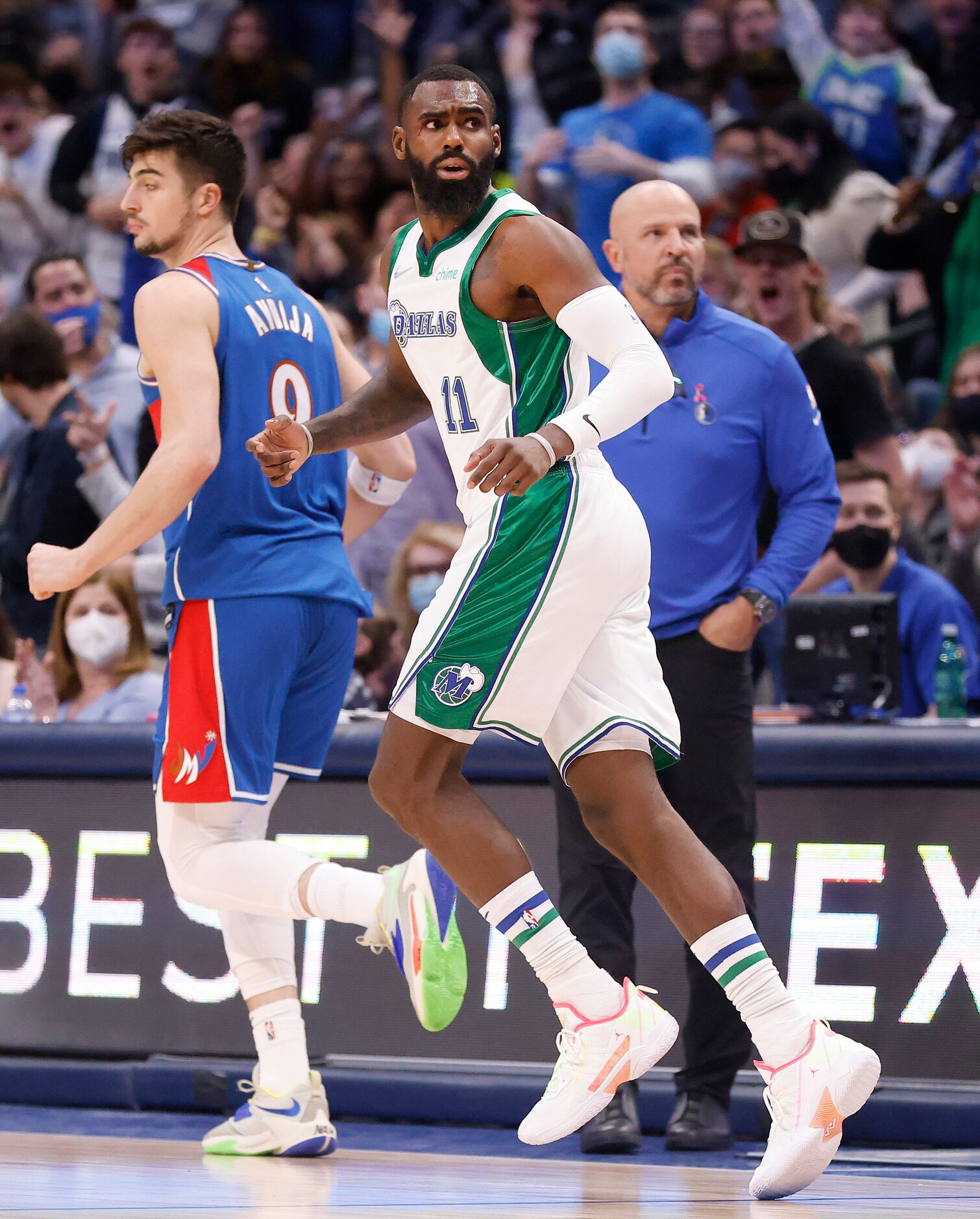 Dallas Mavericks forward Tim Hardaway Jr. (11) looks over his shoulder after making a...