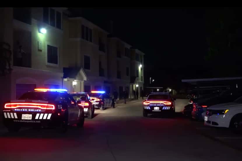 Oficiales en la escena del crimen en el complejo de apartamentos de Oak Cliff, Kessler Stevens.