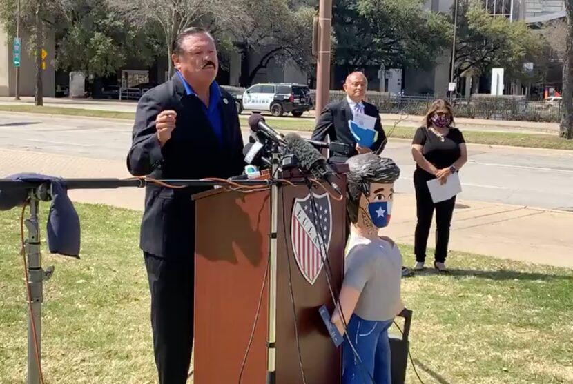 Domingo García, presidente nacional de LULAC (izq.), dijo que al igual que el senador Ted...