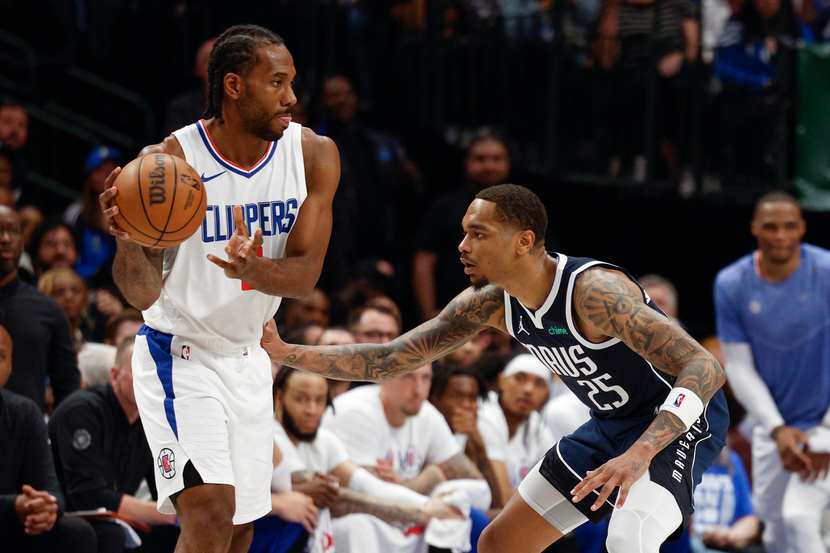 Dallas Mavericks forward P.J. Washington (25) defends LA Clippers forward Kawhi Leonard (2)...