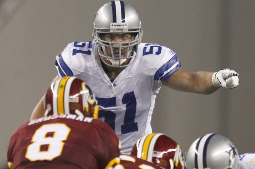 Dallas linebacker Keith Brooking (51) directs the defense during the Cowboys' game against...