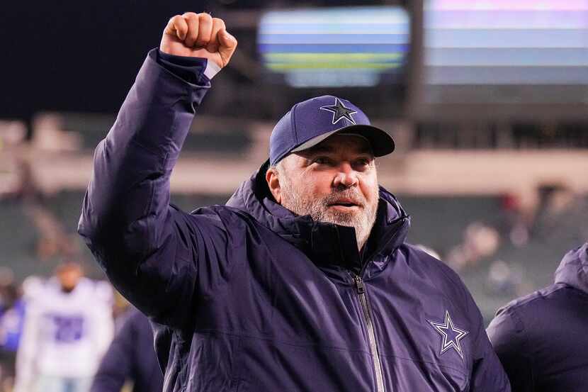 El entrenador en jefe de los Cowboys de Dallas, Mike McCarthy, levanta el puño en señal de...