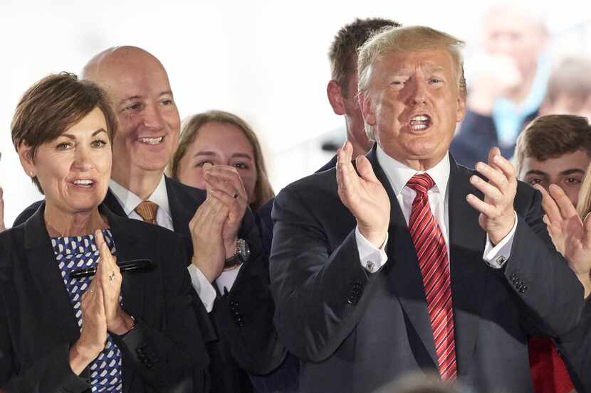 En esta foto del 11 de junio de 2019, el presidente Trump aplaude junto al gobernador de...