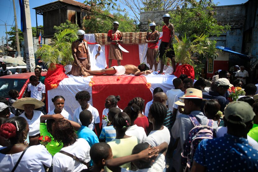 Representación de la Pasión de Cristo en Puerto Príncipe, Haití, el viernes 7de abril de...