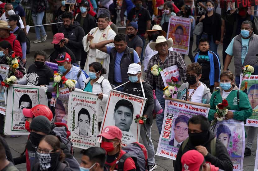Familiares y compañeros de clases de los 43 estudiantes universitarios de Ayotzinapa...