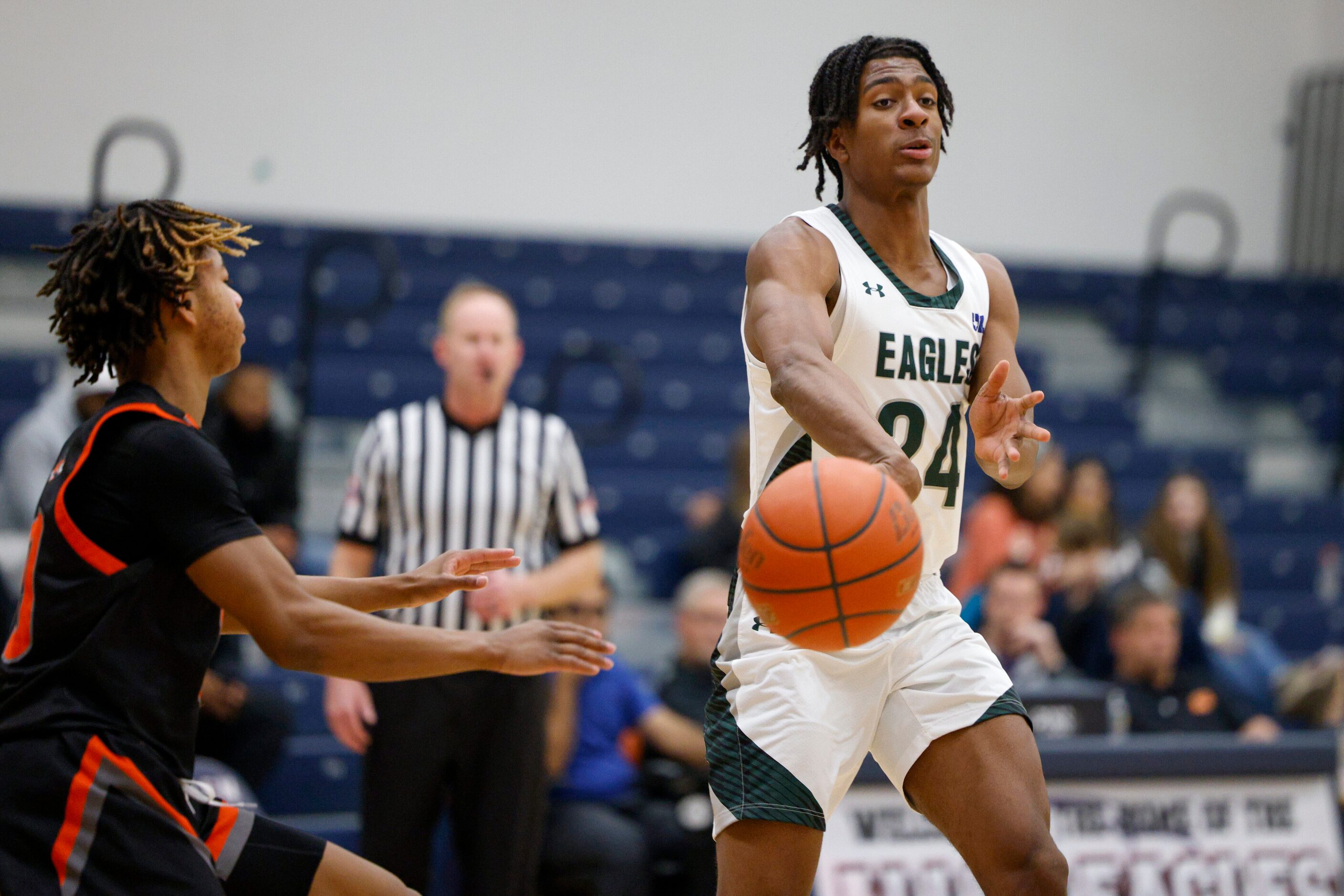 Mansfield Lake Ridge's Daelyn Lewis (24) passes the ball during the second half of a...