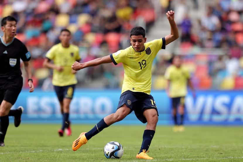  El ecuatoriano Kendry Páez remata ante Fiji en la primera ronda del Mundial Sub20, el...
