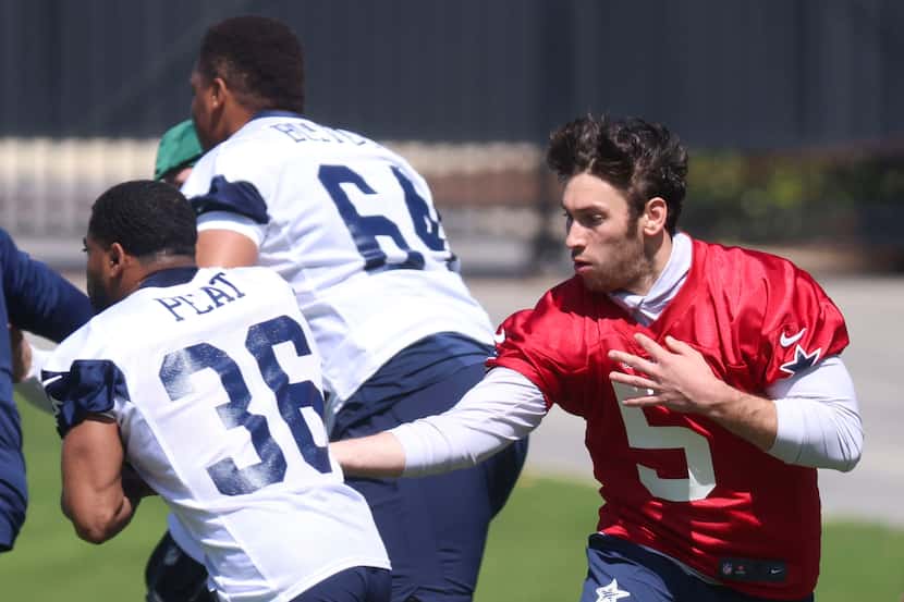 Dallas Cowboys QB Mike Hohensee (right) passes the ball to running back Nathaniel Peat...
