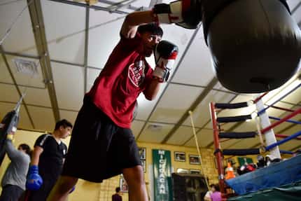 Bayron Gutierrez, de 18 años, entrena en el gimnasio de Casa Guanajuato.
