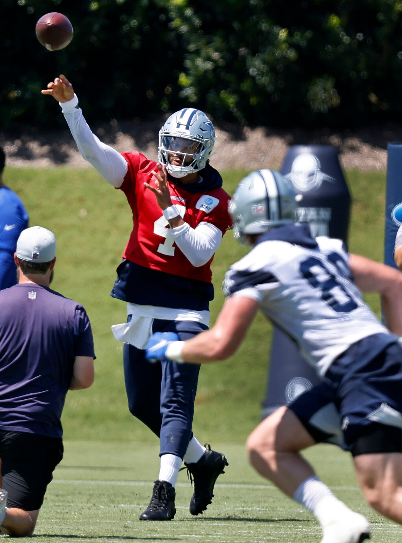 Dallas Cowboys quarterback Dak Prescott (4) throws a pass to tight end Blake Jarwin (89)...