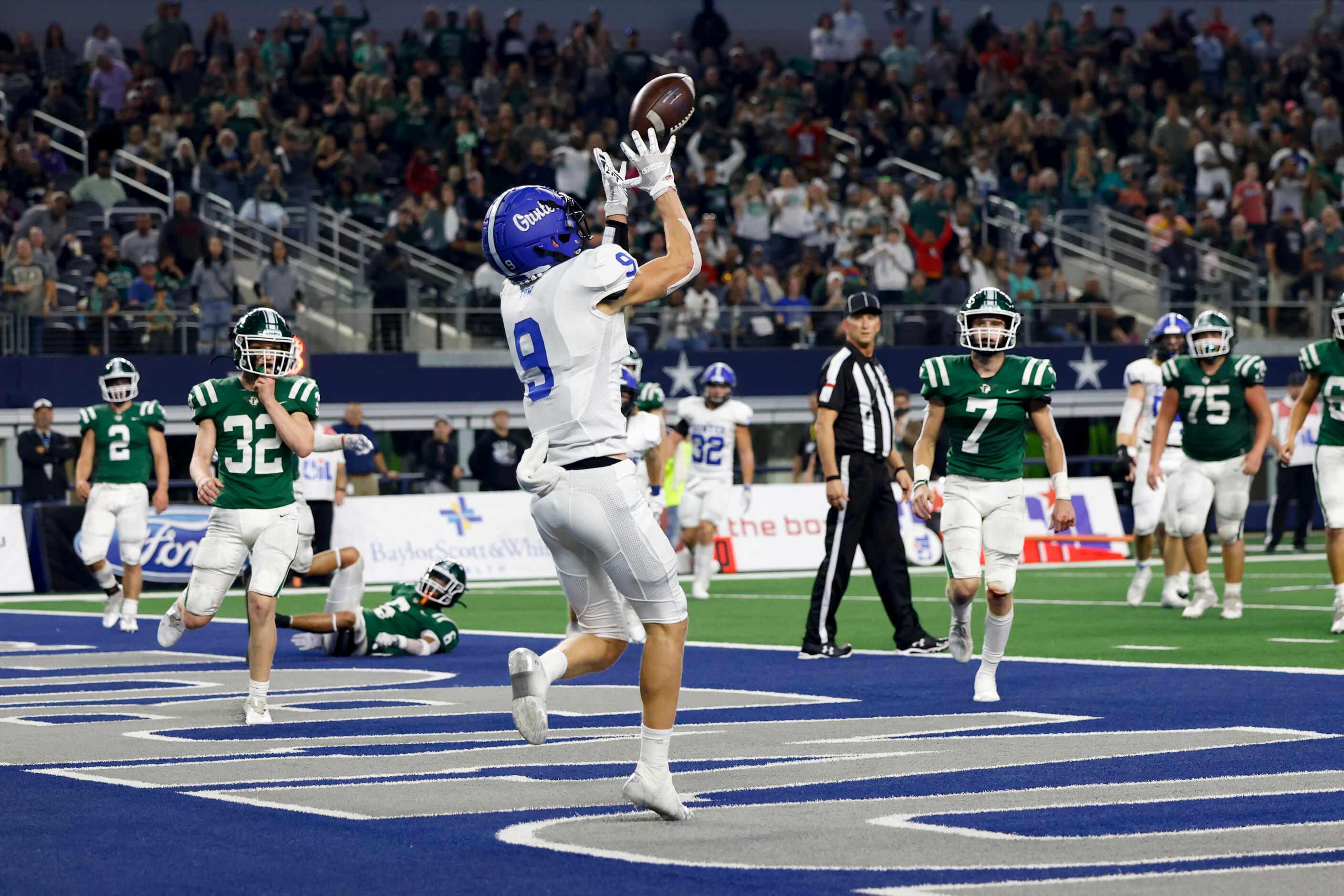 Gunter wide receiver Cole Lemons (9) catches a pass for a touchdown during the second...