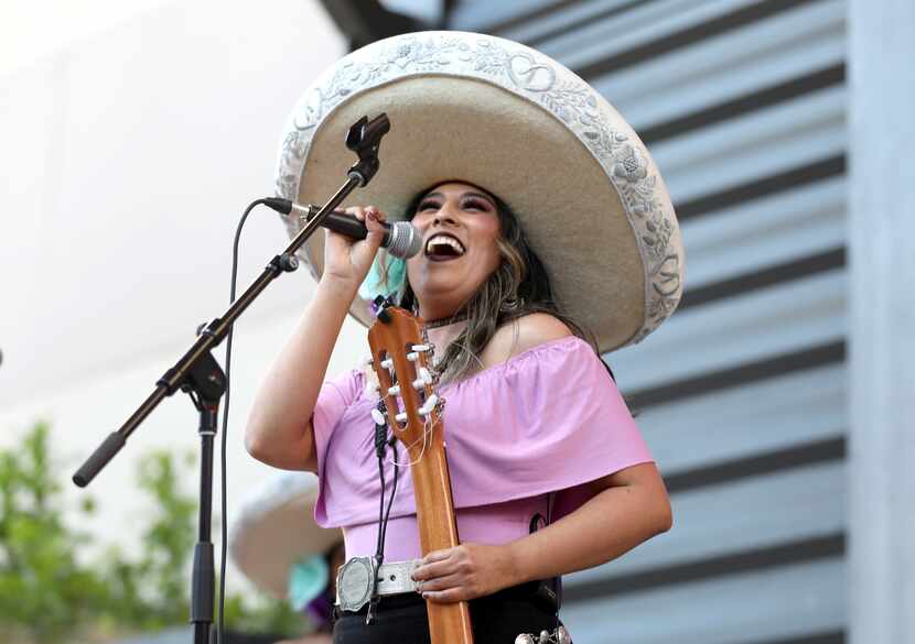 Alexia Quintero del Mariachi Rosas Divinas durante su presentación el miércoles en Legacy...