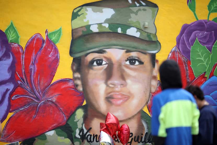 Mural con el rostro de la soldado Vanessa Guillén pintado por el artista Juan Velasquez en...