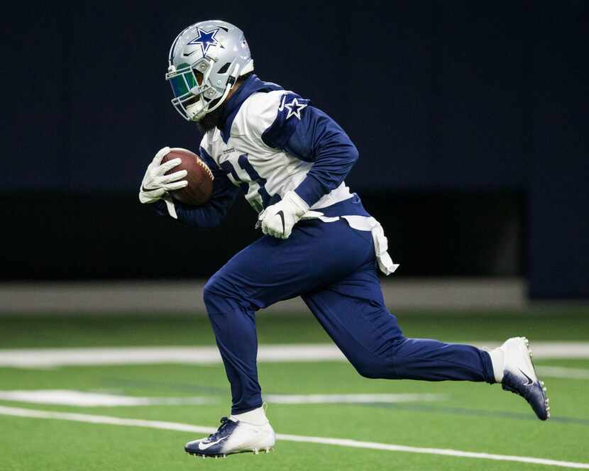 Dallas Cowboys running back Ezekiel Elliott (21) runs the ball during a Dallas Cowboys OTA...