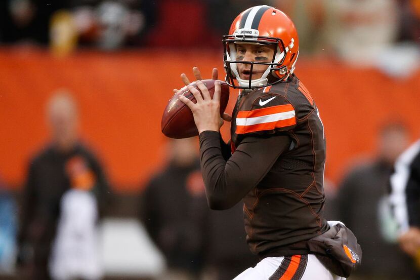 CLEVELAND, OH - JANUARY 3:  Austin Davis #7 of the Cleveland Browns throws a pass during the...