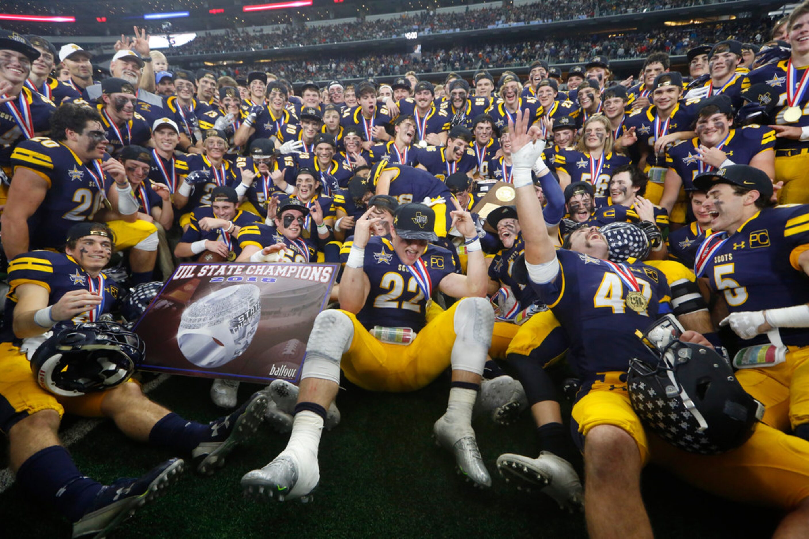 Highland Park celebrates beating Shadow Creek 27-17 to win the Class 5A Division I football...