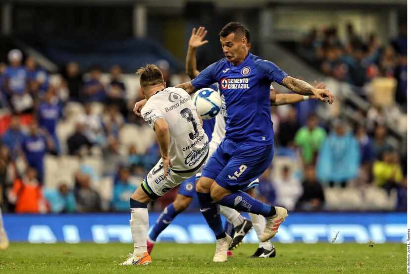 El argentino Milton Caraglio (der.) y el Cruz Azul enfrentan a Tigres el miércoles en Las...